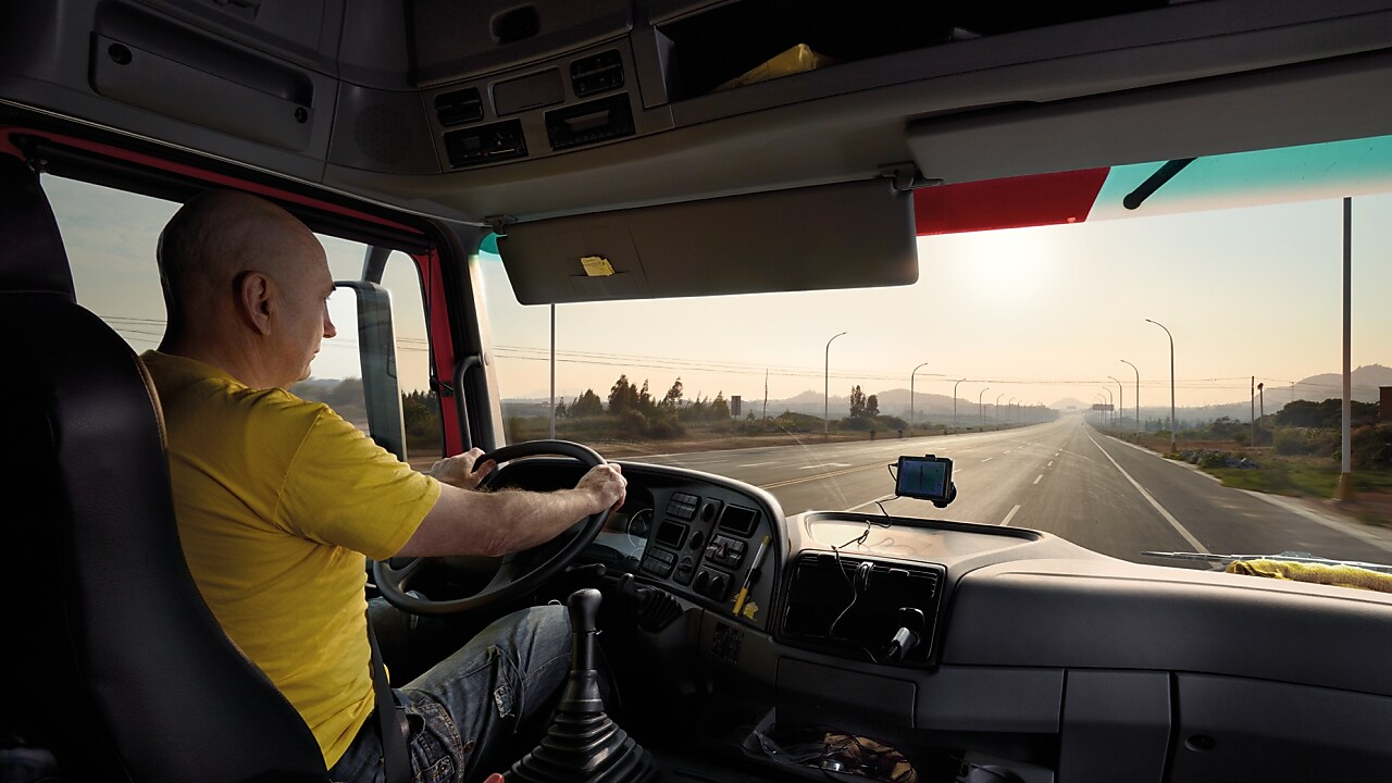 chauffeur routier conduisant sur une route vide