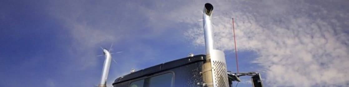 Toit et sommet d&rsquo;un camion présentant les tuyaux d&rsquo;échappement.