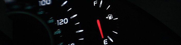 Affichage de tableau de bord dans une voiture indiquant un niveau de carburant bas