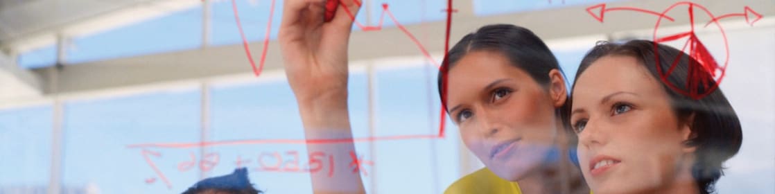 Femme d'affaires traçant un graphique sur une vitre